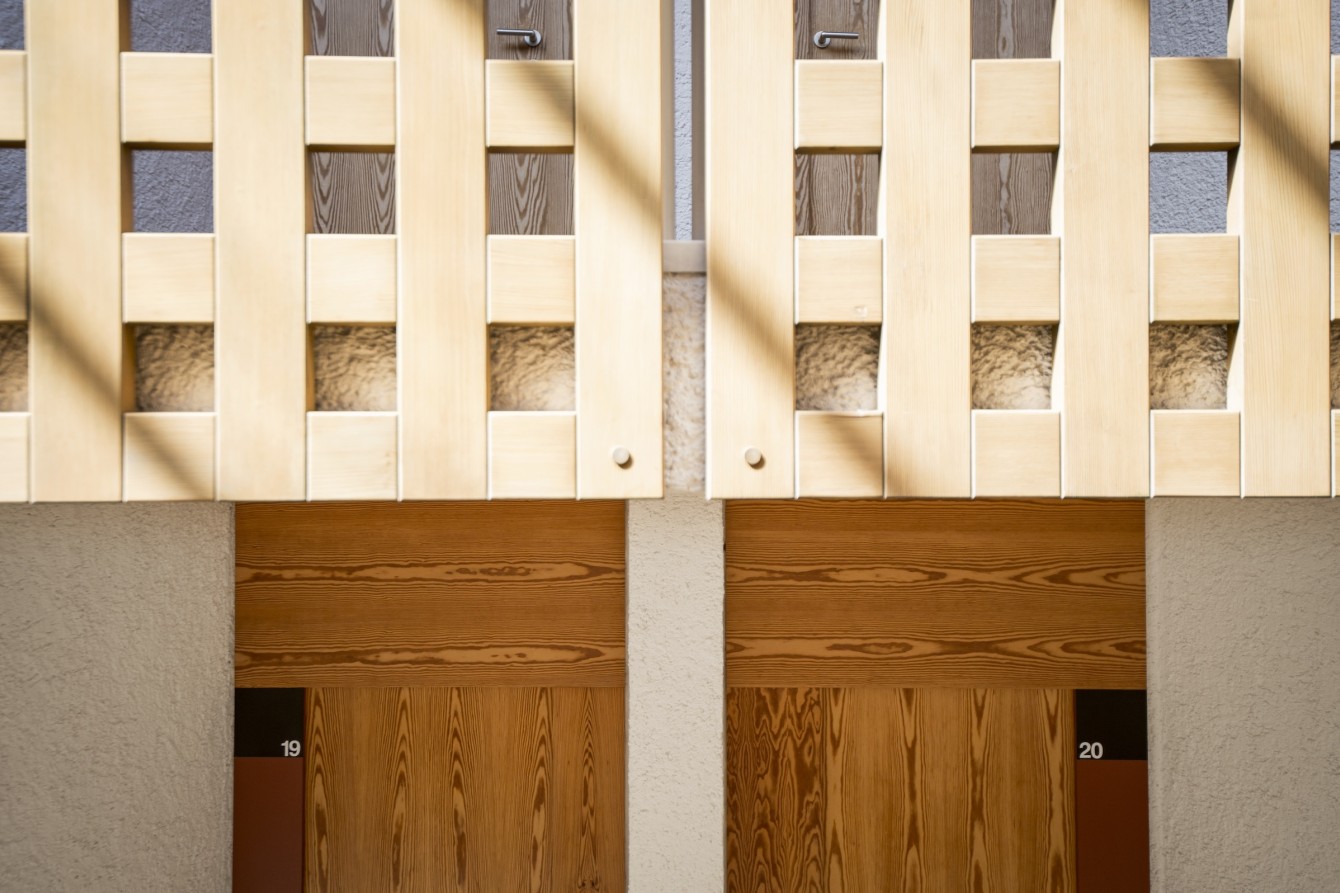 Designhotel in Kaltern mit besonderer Architektur, 70er Jahre Stil, Seehotel Ambach in Südtirol, Treppenhaus