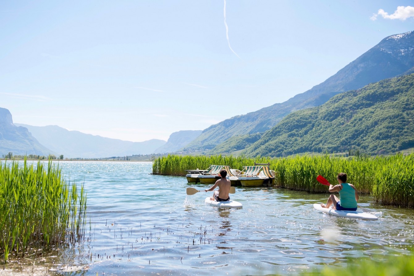Seehotel Ambach a Caldaro albergo al lago di Caldaro con pontile e accesso diretto al lago in Alto Adige, pedalo, kayak 