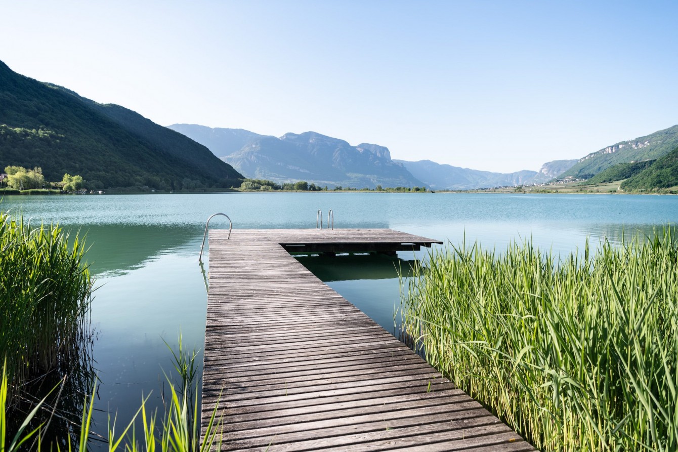 Seehotel Ambach in Kaltern Hotel am Kalterer See mit Steg und direktem Seezugang in Südtirol