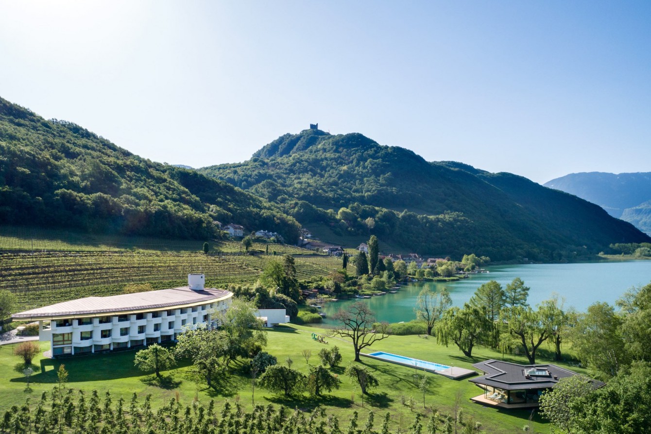 Hotel direkt am Kalterer See Drohnenfoto in Kaltern Seehotel Ambach in Südtirol mit direktem Seezugang