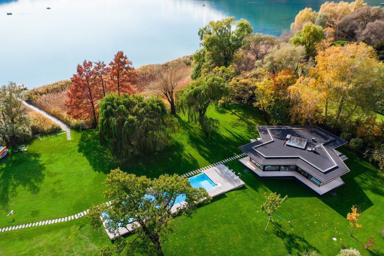 Das Badehaus am herbstlichen Kalterer See von oben