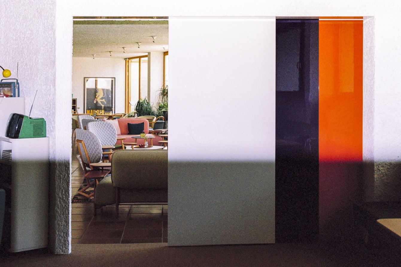 Hotel Lobby und Wohnzimmer mit Retro-Design-Inneneinrichtung
