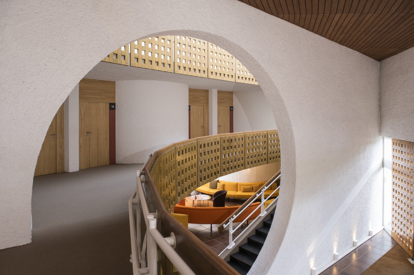 Designhotel in Kaltern mit besonderer Architektur, 70er Jahre Stil, Seehotel Ambach in Südtirol, Treppenhaus