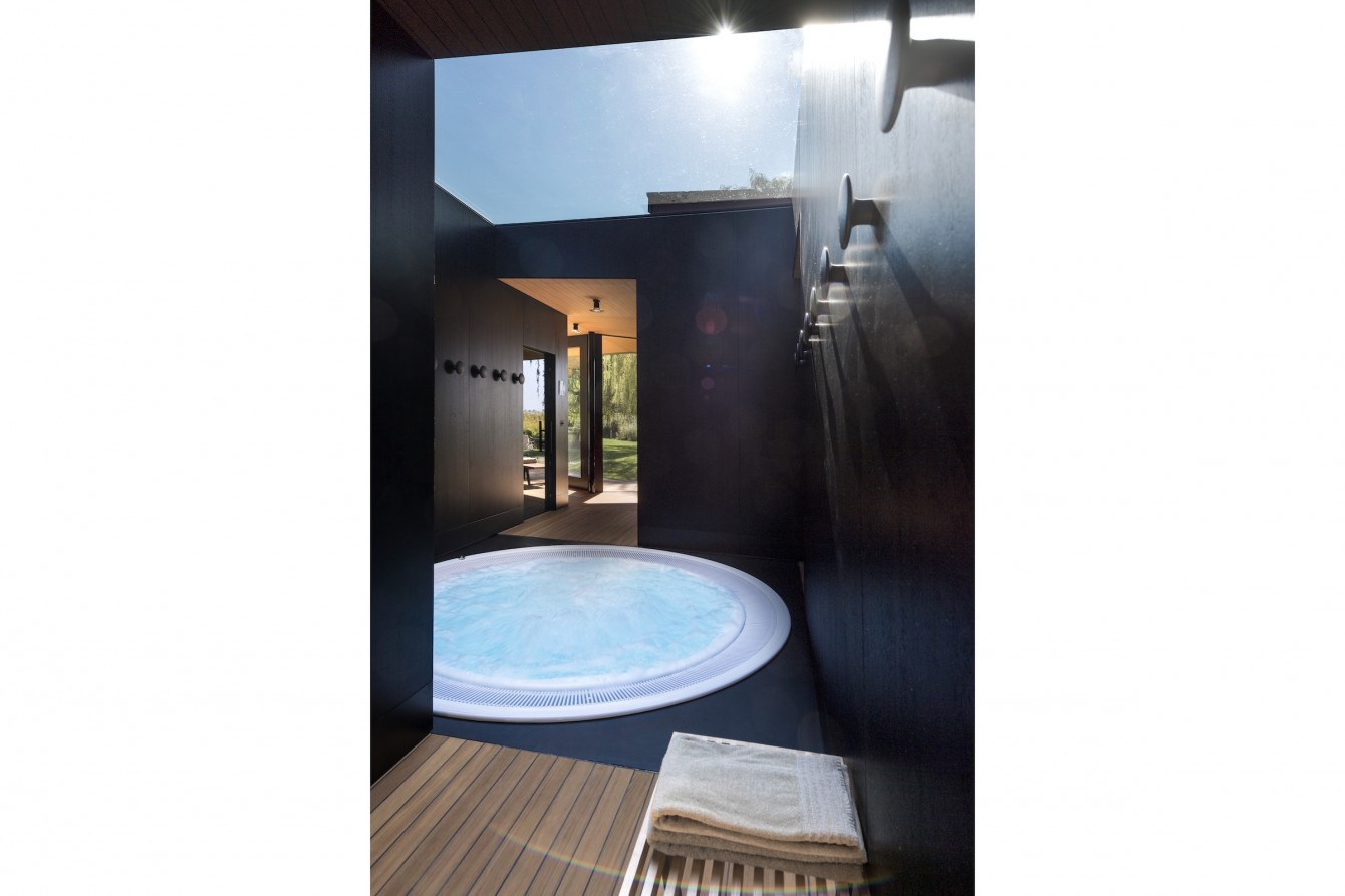 Designhotel in Südtirol mit besonderer Architektur, Seehotel Ambach, Design Spabereich, Badehaus, Whirlpool