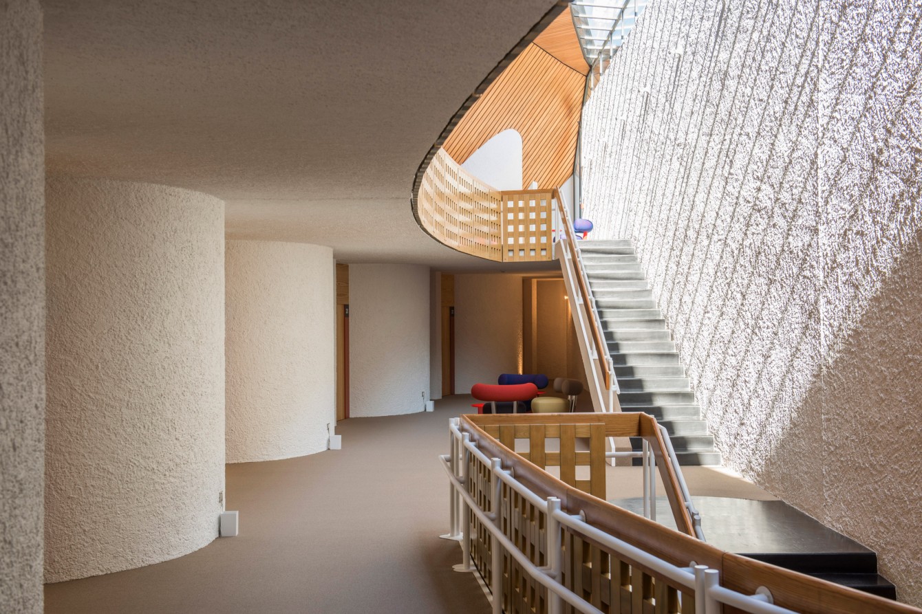 Designhotel in Kaltern mit besonderer Architektur, 70er Jahre Stil, Seehotel Ambach in Südtirol, Treppenhaus