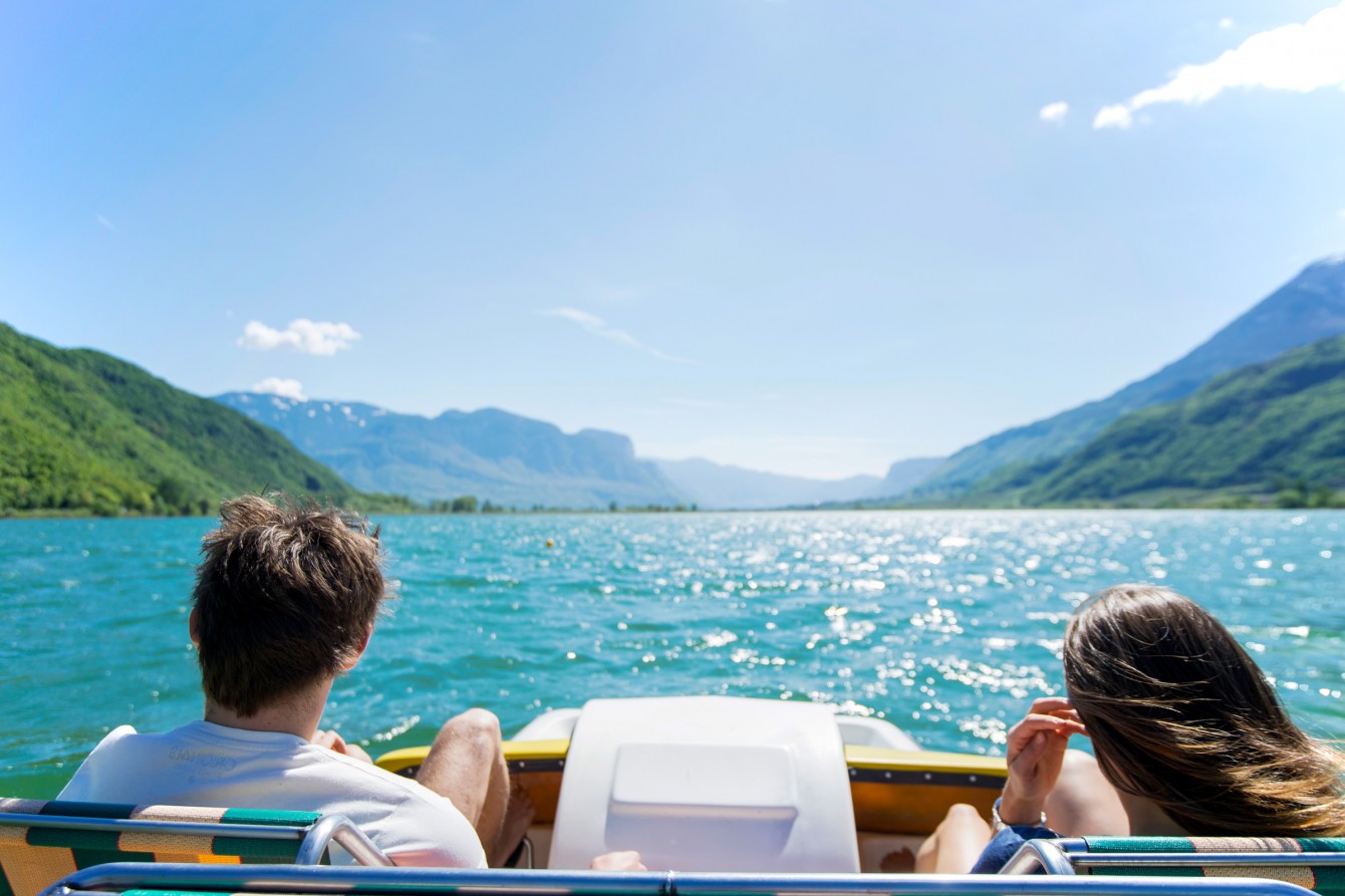 Seehotel Ambach a Caldaro albergo al lago di Caldaro con pontile e accesso diretto al lago in Alto Adige, pedalo