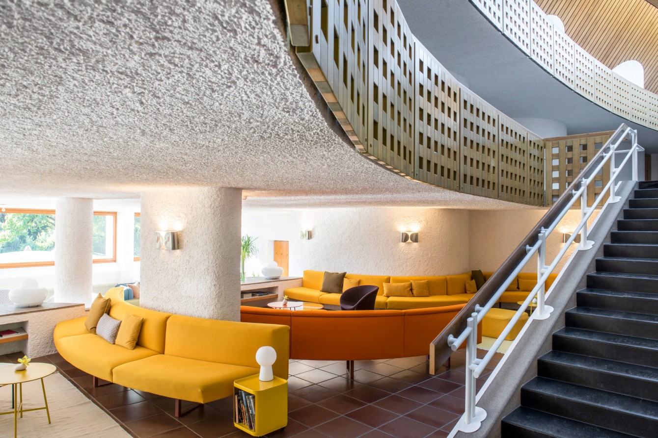 Designhotel in Kaltern, Seehotel Ambach Moroso 70er Jahre Design Interiordesign mit spezieller Architektur, Architekt Othmar Barth