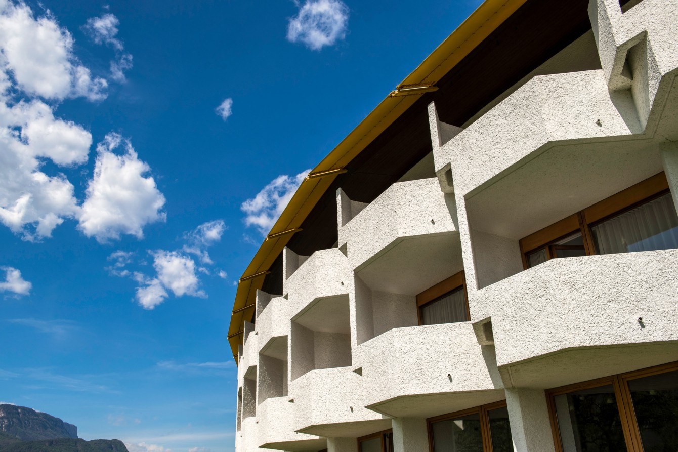 Hotel direkt am Kalterer See mit direktem Seezugang, Seehotel Ambach, Architektur, Othmar Barth, 70er Jahre Stil