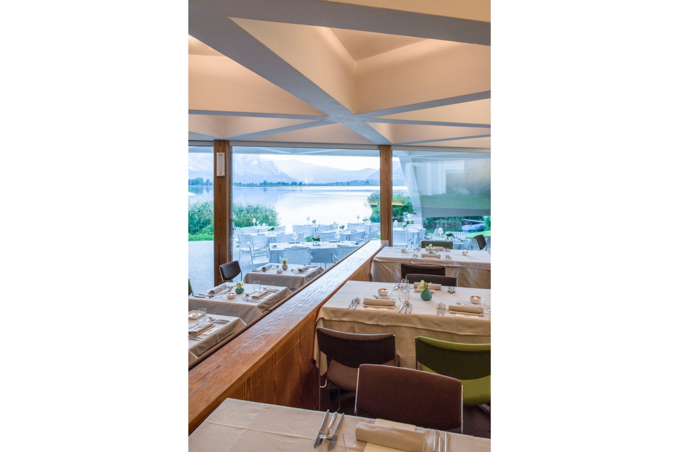 Restaurant direkt am Kalterer See, Terrasse mit Seeblick in Kaltern, Aussicht auf den Kalterer See, Seehotel Ambach, Südtirol, Othmar Barth