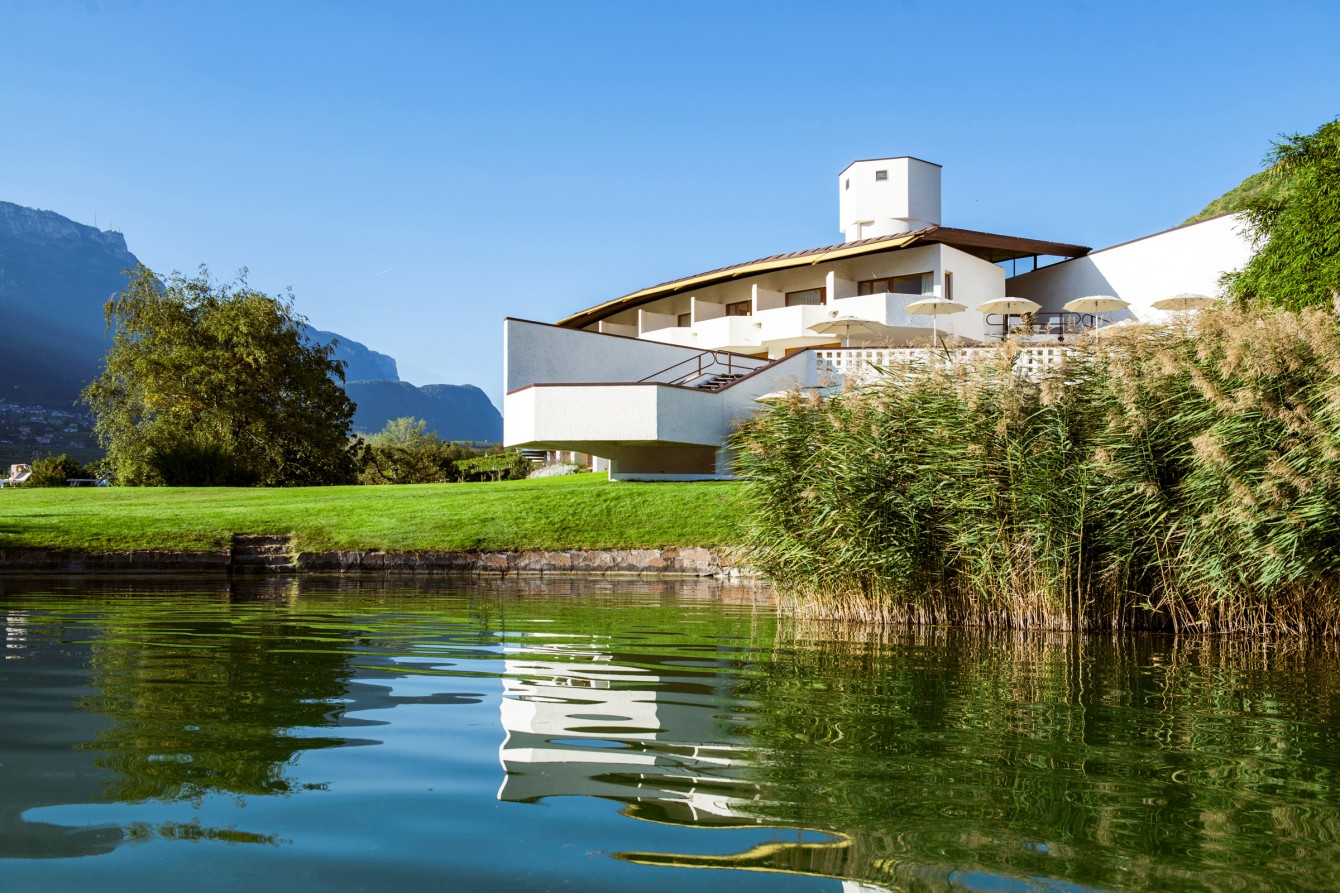 Hotel direkt am Kalterer See mit direktem Seezugang, Seehotel Ambach, Architektur, Othmar Barth, 70er Jahre Stil